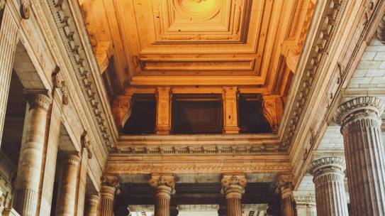 RÉFÉRÉ COMMERCIAL DEVANT LE TRIBUNAL DE COMMERCE : QUAND ET COMMENT AGIR EN URGENCE ?